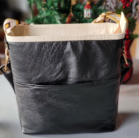 Handmand danier leather and needlepoint purse - Picture 2 of 6